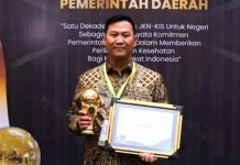 Kepesertaan BPJS Capai 101,87 Persen, Pj. Bupati Muara Enim Terima Piala UHC Tingkat Utama