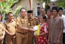 Pj. Bupati OKI Serahkan Bantuan Untuk Korban Kebakaran di Srinanti
