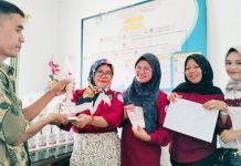 Raih Juara Tiga Lomba Gerak Jalan Ketepatan Waktu, Srikandi PWI OKI Terima Piala dan Uang Pembinaan