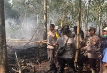 Kapolres OKI Bersama Tim Gabungan Terjun Langsung Padamkan Kebakaran Lahan di Lempuing Jaya
