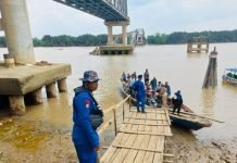 Jembatan Runtuh, Kapal Satpolairud Polres Muba Sigap Bantu Seberangkan Warga dan Pelajar