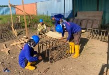 Seorang Sarjana Nekat Jadi Kuli Bangunan di Kawasan OKI Pulp and Paper Mills