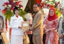 Pj. Bupati OKI Serahkan Penghargaan Untuk 45 Anggota Paskibraka