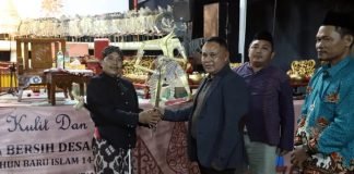 Ikut Giat Bersih Desa, Bupati Nanang Hadiri Pagelaran Wayang Semalam Suntuk di Way Galih