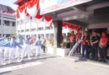 Sambut HUT RI ke-79, Pj. Bupati Muara Enim Buka Gerak Jalan Indah dan Bagikan Bendera Merah Putih
