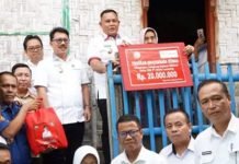 Bupati Nanang Ermanto Serahkan Bantuan Bedah Rumah di Kecamatan Katibung