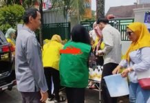 Aipda Muhammad Aliudin Bagikan Ratusan Gelas Es Jagung ke Jemaah Sholat Jumat di Masjid Reira