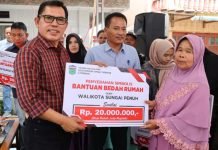 Wako Ahmadi Serahkan Bantuan Bedah Rumah dan Jamban Sehat