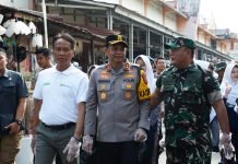 Dalam Rangkaian HUT TNI ke-79, Kodim 0402/OKI Laksanakan Karya Bakti di Pasar Kayuagung