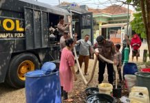 Tanggapi Keluhan Warga, Polres Tubaba Salurkan Air Bersih ke Tiyuh Panaragan