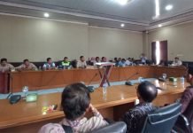Plt. Sekwan OKI Fasilitasi Pertemuan Warga Pelimbangan Bersama Dewan dan PT PLN