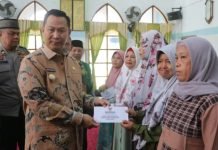 Pj. Bupati Muara Enim Serahkan Bantuan Zakat Kepada 305 Guru Ngaji