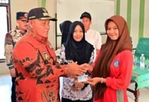 Nanang Ermanto Bagikan e-KTP Untuk Siswa Pemula Usia 17 Tahun di MAS Daarul Ma’arif