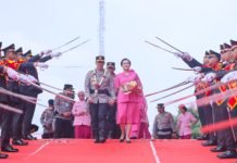 Dilepas dengan Tradisi Pedang Pora, Komjen A. Rachmad Wibowo dan Istri Tak Kuasa Meneteskan Air Mata