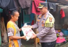 Dampak Cuaca Buruk, Polresta Bandar Lampung Salurkan Bansos ke Nelayan dan Warga Pesisir