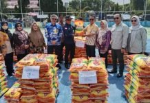 Bekerjasama dengan PT OKI Pulp, Forum CSR OKI Bagikan 1.000 Kantong Beras