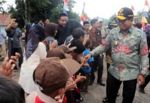 Pj. Gubernur Lampung Resmikan Poskesdes dan Panen Melon Bersama KWT di Tanggamus