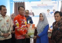 Pemkab OKI Salurkan Bansos CSR Untuk Tekan Kemiskinan Ekstrem