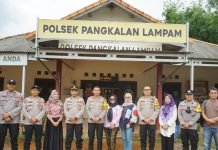 Kapolres OKI Silaturahmi ke Desa Rambai, Berikan Bantuan Mesin Pompa Air dan Perlengkapan Karhutla