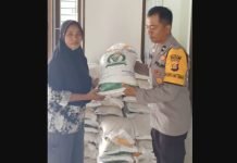 Pemdes Bersama Polres PALI Salurkan Ratusan Karung Beras ke Warga yang Membutuhkan