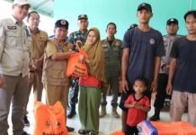 Wakil Bupati PALI Kunjungi Warga Transmigrasi Tempirai Selatan yang Terdampak Angin Kencang