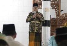 Pj. Gubernur Samsudin dan Ibu Maidawati Sholat Subuh Berjamaah di Masjid Al-Kautsar Tanggamus