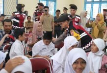 Polda Sumsel Bagikan Makan Siang Gratis Untuk Pelajar SLB Negeri Pembina Palembang