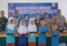 Polres OKI Berikan Makan Siang Bergizi Bagi Pelajar SDN 1 Sugih Waras