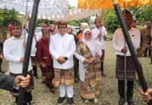 Pj. Gubernur Lampung Bersama Istri Terima Gelar Adat Sebagai Pangeran Sejati dan Permaisuri