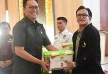 Wakil Ketua IV DPRD Lampung Kawal Pembagian Baksos Polri Presisi