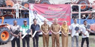 Pemkab Tulang Bawang Serahkan Bantuan Alat Pertanian
