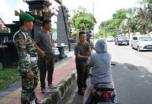 Kodim 0402/OKI Berbagi Berkah, Warga Senang Dapat Nasi Kotak Gratis