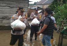 Polres OKI dan Polsek Lempuing Bantu Warga Terdampak Banjir di Desa Tebing Suluh
