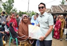 Pj. Sekda Lampung Selatan Dampingi Bupati Terpilih Salurkan Bantuan untuk Korban Banjir di Sragi