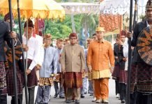 Pj. Gubernur Samsudin dan Istri Terima Gelar Adat Pangeran Sejati dan Pangeran Permaisuri dari MPAL