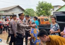Aksi Sosial Polresta Bandar Lampung, Bersihkan Lumpur dan Bagikan Nasi Bungkus di Lokasi Banjir