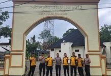 Gotong Royong Polsek SP Padang dan Warga Bersihkan Masjid Jelang Ramadhan