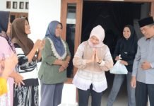 Anggota DPRD Lampung Heni Susilo dan Emak-emak Sanggar Senam Segar Ayu Bagikan Takjil Door to Door