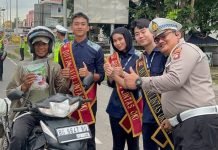 Ramadhan Penuh Berkah, Polres OKI Berbagi Takjil dan Sembako untuk Masyarakat