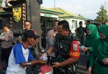 Wujud Kepedulian di Bulan Ramadan, Kodim 0402/OKI dan Polres OKI Bagikan Takjil untuk Warga