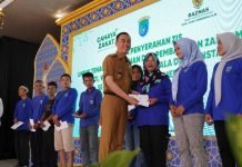 Pemkab dan Baznas OKI Salurkan ZIS Untuk 356 Petugas Kebersihan