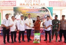 Gas Program Prioritas, Bupati Muchendi Salurkan Pupuk ke Petani Sawit