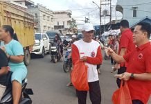 DPC PDI Perjuangan Kabupaten PALI Bagikan Takjil di Simpang Lima