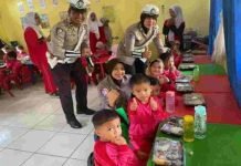 Satlantas Polres PALI Bagikan Makan Siang Gratis untuk Anak PAUD
