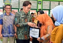 Bupati Egi Salurkan Insentif untuk 713 Guru Honorer di Natar, Dorong Peningkatan Kualitas Pendidikan