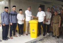 Wabup Nadirsyah Terima Bantuan 30 Unit Bak Sampah dari Menteri Lingkungan Hidup