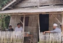 Putra Jaya Umar Bantu Nenek 90 Tahun yang Tinggal Sebatang Kara di Rumah Tak Layak Huni