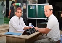 Bupati Radityo Egi Pratama Tunaikan Zakat di Masjid Agung Kalianda
