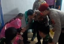 Personel TNI-Polri Pospam Baruna Panjang Sigap Evakuasi dan Obati Pemudik Korban Laka Lantas