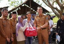 Bupati Muchendi Serahkan Santunan untuk Korban Kebakaran di Desa Celikah